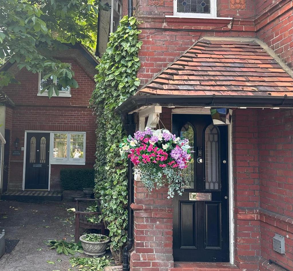Bassett Heath Lodge 253 Bassett Avenue, Southampton - View 2