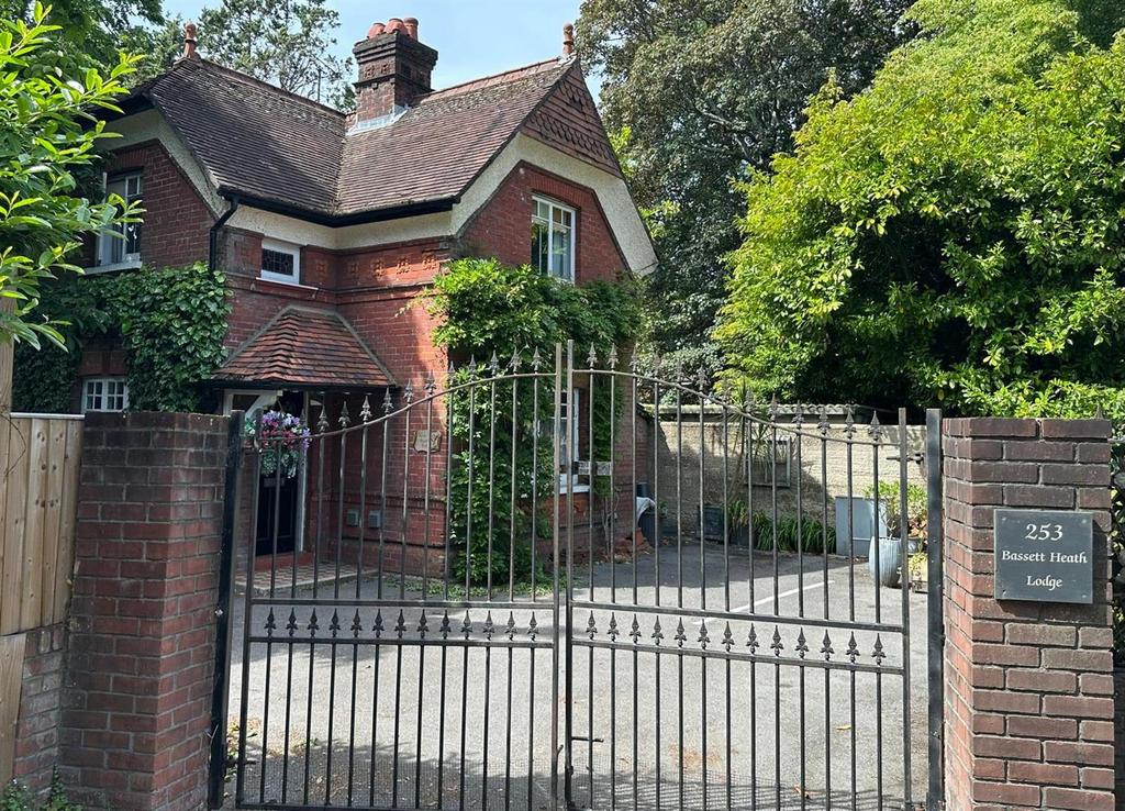 Bassett Heath Lodge 253 Bassett Avenue, Southampton - View 4