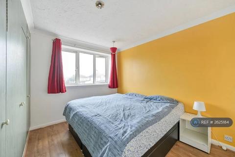 4 bedroom semi-detached house to rent, Gloucester Road, Feltham, TW13