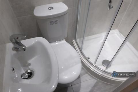 4 bedroom semi-detached house to rent, Gloucester Road, Feltham, TW13