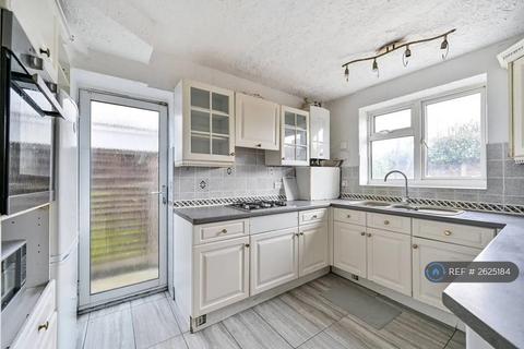 4 bedroom semi-detached house to rent, Gloucester Road, Feltham, TW13