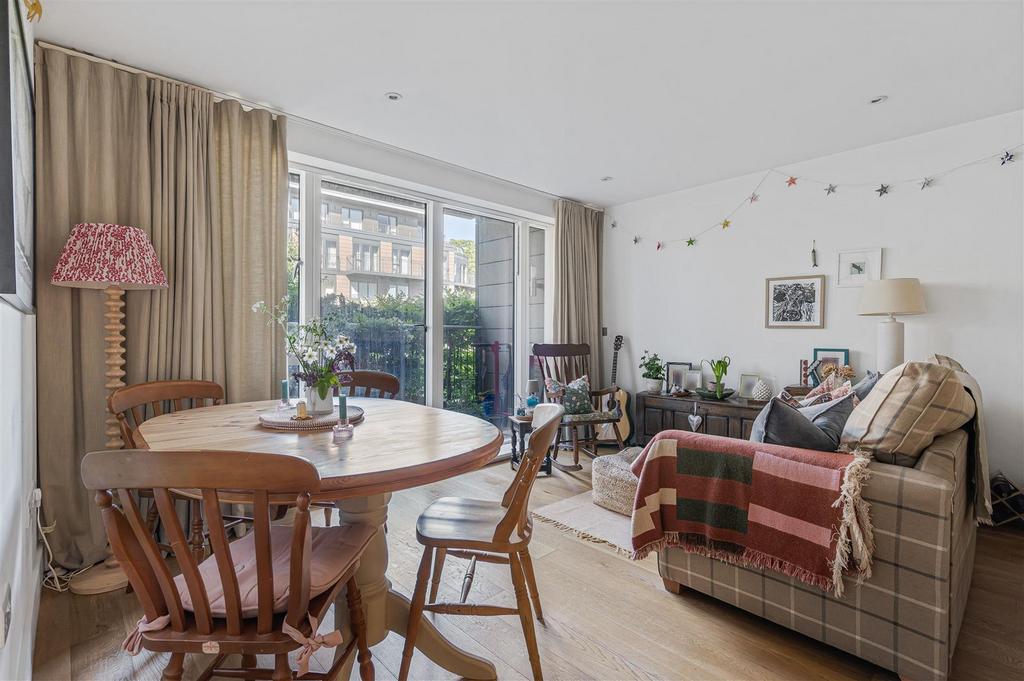 Apartment in Cambridge, Petersfield - View 2