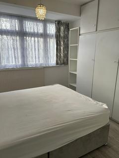 1 bedroom in a house share to rent, Tennyson Way, Hornchurch RM12