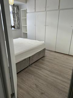 1 bedroom in a house share to rent, Tennyson Way, Hornchurch RM12