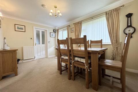 2 bedroom detached bungalow for sale, Dene Park, Kirkburton, Huddersfield HD8 0XJ