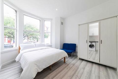 Studio to rent, Callcott Road, London NW6