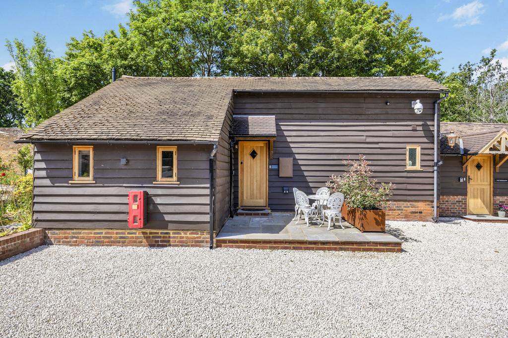Stringers Common Stringers Common, Jacob's Well, GU4 1 bed bungalow - £1,495 pcm (£345 pw)