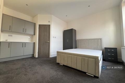 1 bedroom in a house share to rent, Manchester Road, Ashton-Under-Lyne, OL7