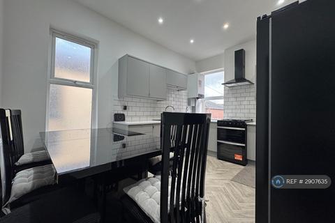 1 bedroom in a house share to rent, Manchester Road, Ashton-Under-Lyne, OL7