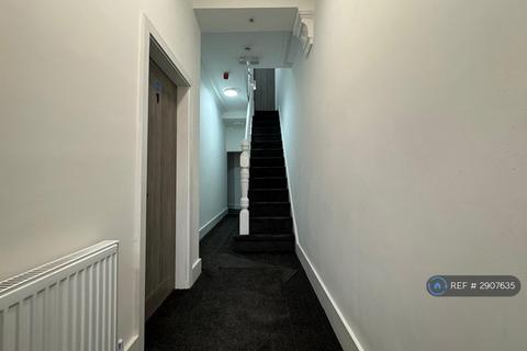 1 bedroom in a house share to rent, Manchester Road, Ashton-Under-Lyne, OL7
