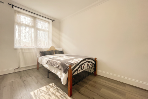 1 bedroom in a house share to rent, Goodwood Avenue, Enfield EN3