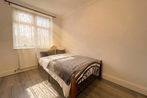 1 bedroom in a house share to rent, Goodwood Avenue, Enfield EN3
