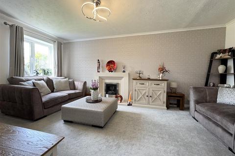 3 bedroom detached house for sale, Woodlands Drive, Skelmanthorpe, Huddersfield HD8 9DB