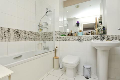 2 bedroom flat for sale, Albemarle Road, Beckenham, BR3