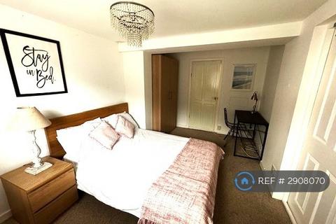 1 bedroom in a house share to rent, Staines Road West, Ashford, TW15