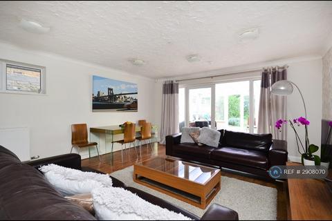 1 bedroom in a house share to rent, Staines Road West, Ashford, TW15