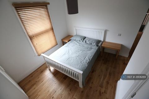 6 bedroom end of terrace house to rent, Cranbrook Road, London, SE8