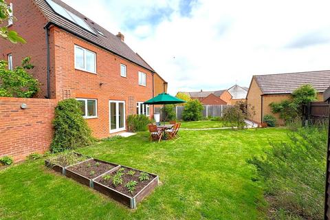 5 bedroom detached house for sale, Cestrum Crescent, Evesham