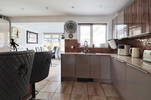 4 bedroom detached house for sale, Rhodfa Sweldon, Barry