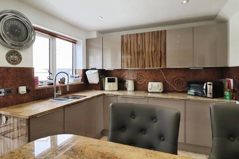 4 bedroom detached house for sale, Rhodfa Sweldon, Barry