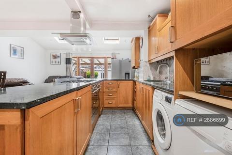 4 bedroom terraced house to rent, Barmouth Avenue, Greenford, UB6