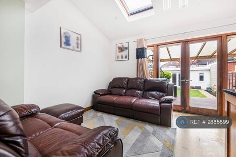 4 bedroom terraced house to rent, Barmouth Avenue, Greenford, UB6