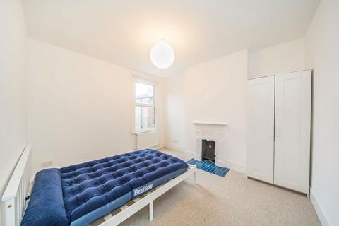 3 bedroom flat to rent, Deacon Road, London NW2