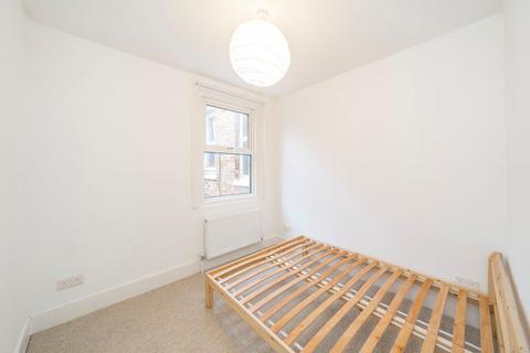 3 bedroom flat to rent, Deacon Road, London NW2