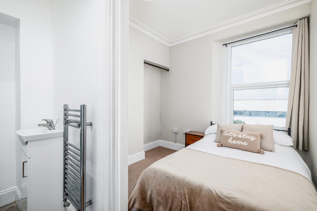 1 bedroom in a house share to rent