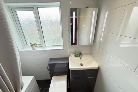 2 bedroom terraced house to rent, Linden Avenue, Ruislip HA4