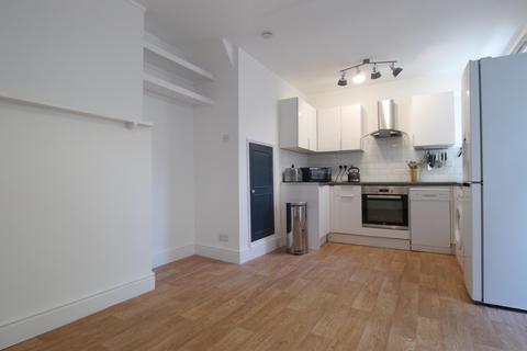 2 bedroom ground floor maisonette to rent, Durban Road, London, SE27