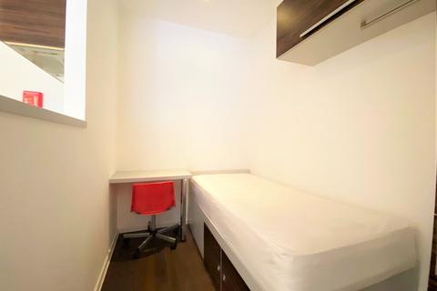 Studio to rent, Guildford Park Road, Guildford GU2