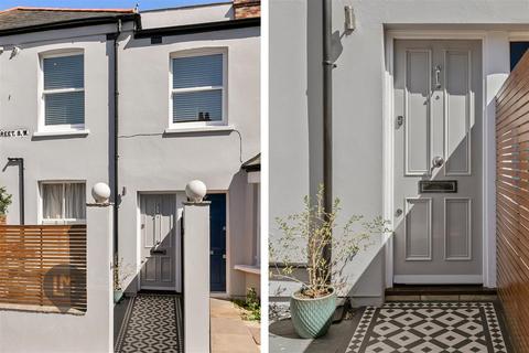 2 bedroom flat for sale, Replingham Road, London