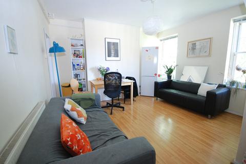 4 bedroom flat to rent, Walnut Tree Walk, London SE11