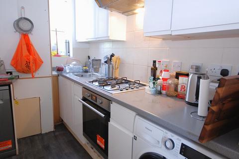 4 bedroom flat to rent, Walnut Tree Walk, London SE11