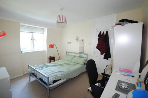 4 bedroom flat to rent, Walnut Tree Walk, London SE11