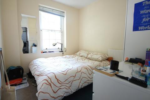 4 bedroom flat to rent, Walnut Tree Walk, London SE11