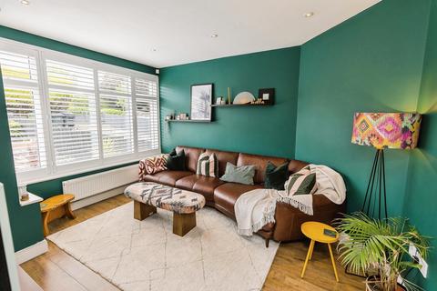 4 bedroom end of terrace house for sale, Chester Road, Wrexham, LL12