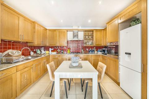 2 bedroom flat for sale, Ballards Lane, London N3