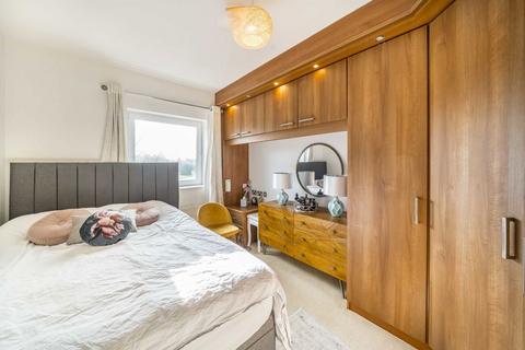 2 bedroom flat for sale, Ballards Lane, London N3