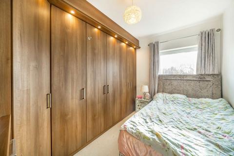 2 bedroom flat for sale, Ballards Lane, London N3
