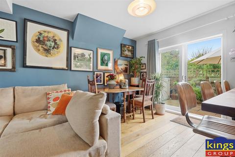 3 bedroom maisonette for sale, Thorpe Crescent, London