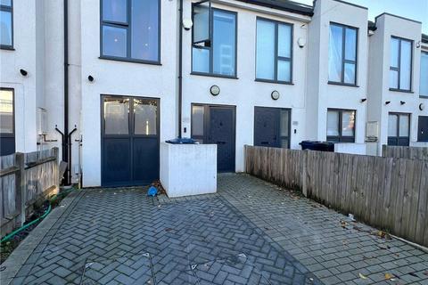 4 bedroom terraced house to rent, Bideford Avenue, Perivale, Greenford, UB6
