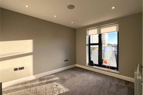 4 bedroom terraced house to rent, Bideford Avenue, Perivale, Greenford, UB6