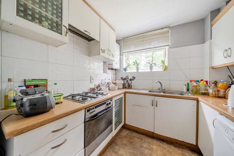 2 bedroom flat for sale, Queens Court, Ellesmere Road, Weybridge, KT13