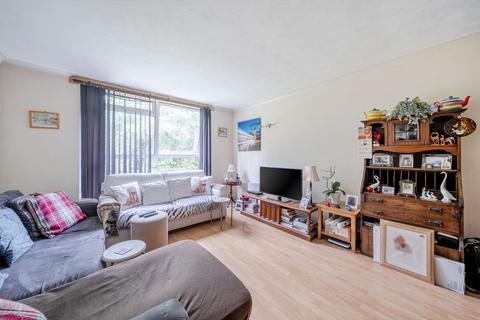 2 bedroom flat for sale, Queens Court, Ellesmere Road, Weybridge, KT13
