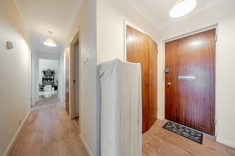2 bedroom flat for sale, Queens Court, Ellesmere Road, Weybridge, KT13