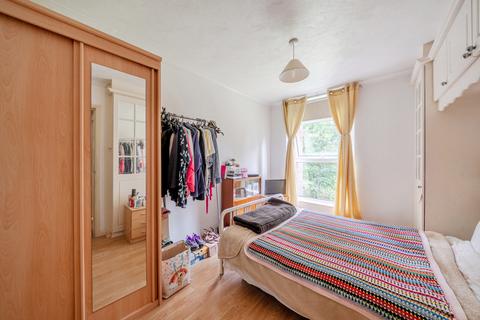 2 bedroom flat for sale, Queens Court, Ellesmere Road, Weybridge, KT13