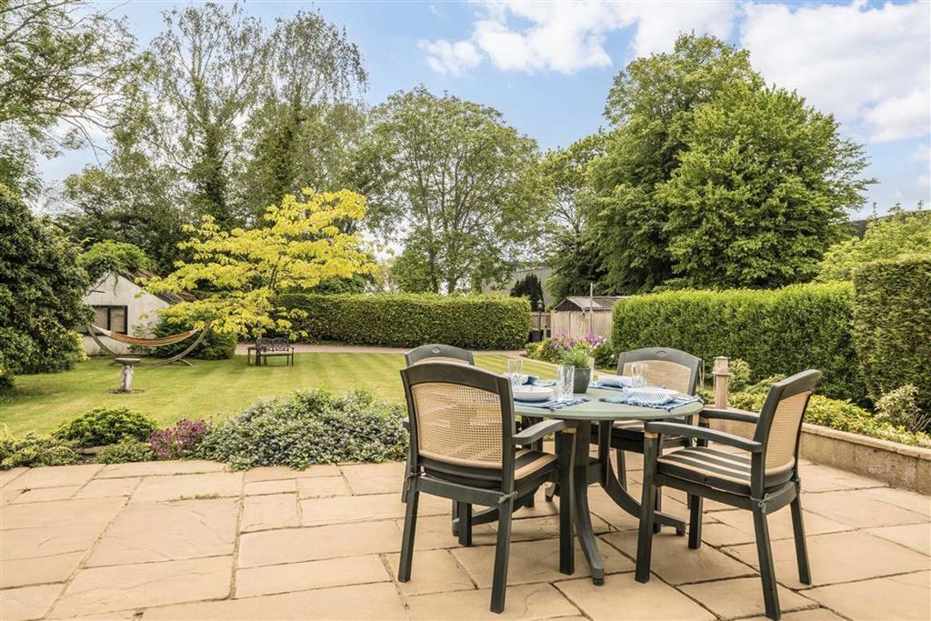 Riverside, Egham TW20 4 bed house for sale - £1,075,000