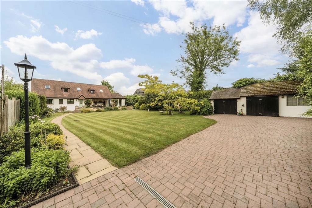 Riverside, Egham TW20 4 bed house for sale - £1,075,000